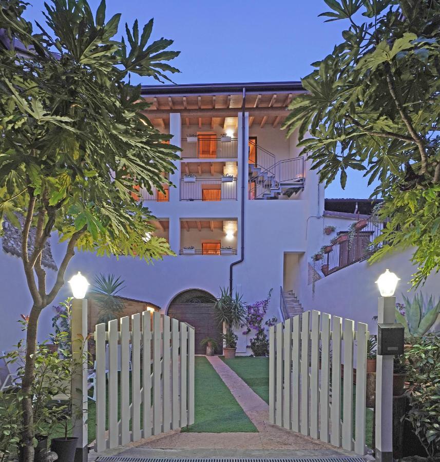 Apartments Villa Bougainville San Felice del Benaco Bagian luar foto